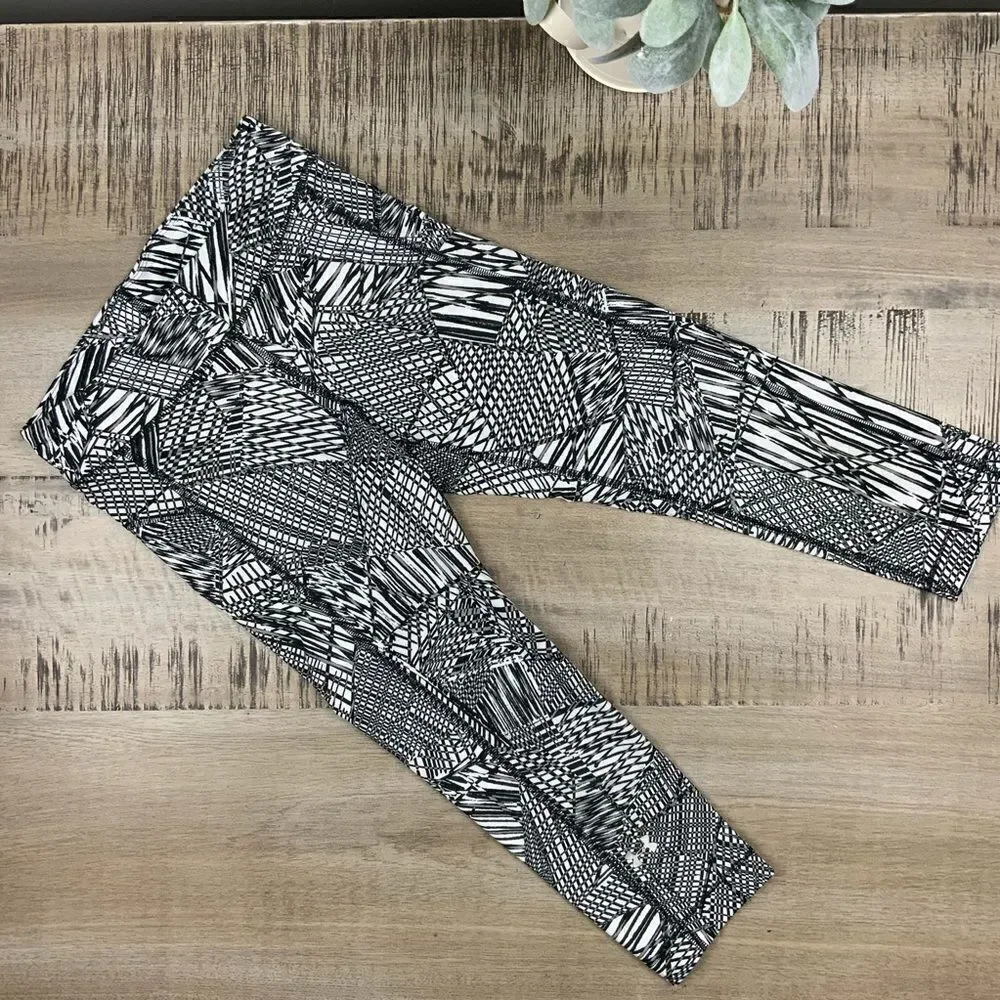 🌺3 FOR $20🌺 - Under Armour Heatgear Black White Crop compression Leggings